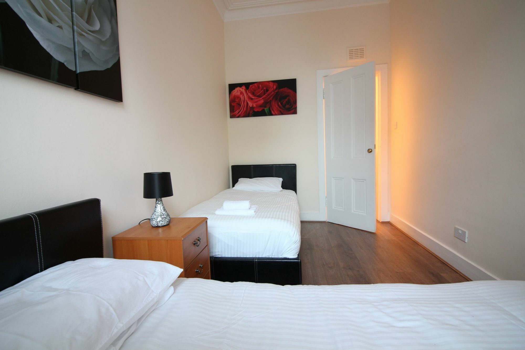 Logie Baird Apartment เฮเลนส์บะระ ภายนอก รูปภาพ