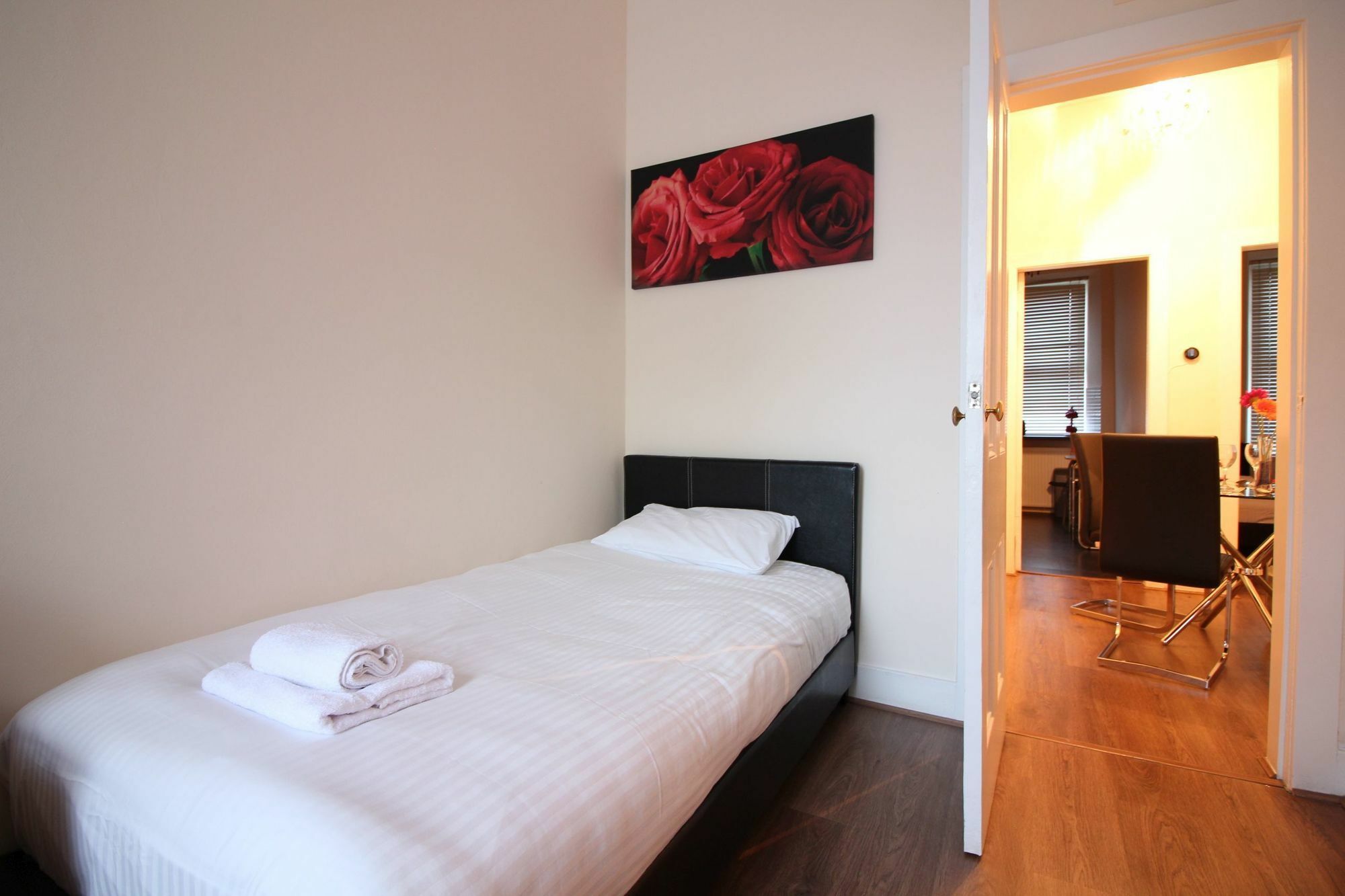 Logie Baird Apartment เฮเลนส์บะระ ภายนอก รูปภาพ
